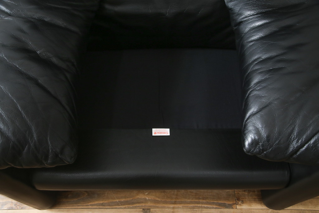 中古　Cassina(カッシーナ)　675　MARALUNGA(マラルンガ)　本革(レザー)　高級感漂う佇まいが魅力の1人掛けソファ(アームチェア、一人掛け、1P)(定価約100万円)(R-075432)