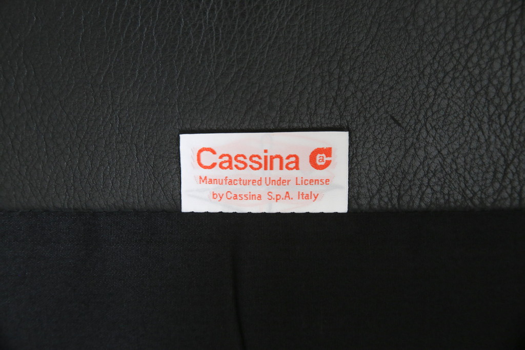 中古　Cassina(カッシーナ)　675　MARALUNGA(マラルンガ)　本革(レザー)　高級感漂う佇まいが魅力の1人掛けソファ(アームチェア、一人掛け、1P)(定価約100万円)(R-075432)