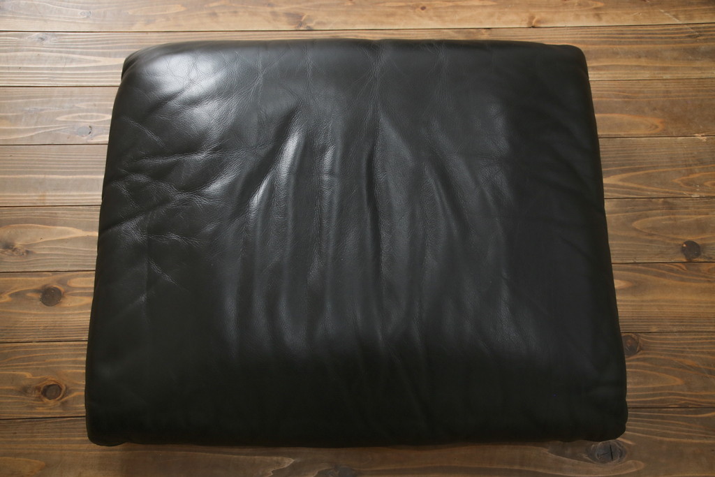 中古　Cassina(カッシーナ)　675　MARALUNGA(マラルンガ)　本革(レザー)　高級感漂う佇まいが魅力の1人掛けソファ(アームチェア、一人掛け、1P)(定価約100万円)(R-075432)