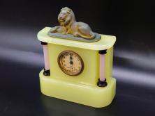 ジャンク品　昭和初期　東洋時計株式会社(TOYO CLOCK FACTORY)　ゼンマイ式　雄々しいライオンの装飾から威厳を感じる置時計(ウランガラス、ライオン、獅子、日本製)(R-078945)　