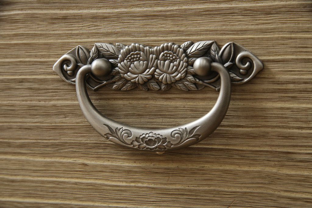 中古　美品　国産　伝統工芸　桐屋田中製　優美な牡丹金具が品の良さを高める総桐材製の衣装箪笥(桐箪笥、整理箪笥、チェスト、引き出し、桐たんす)(定価約60万円)(R-070838)