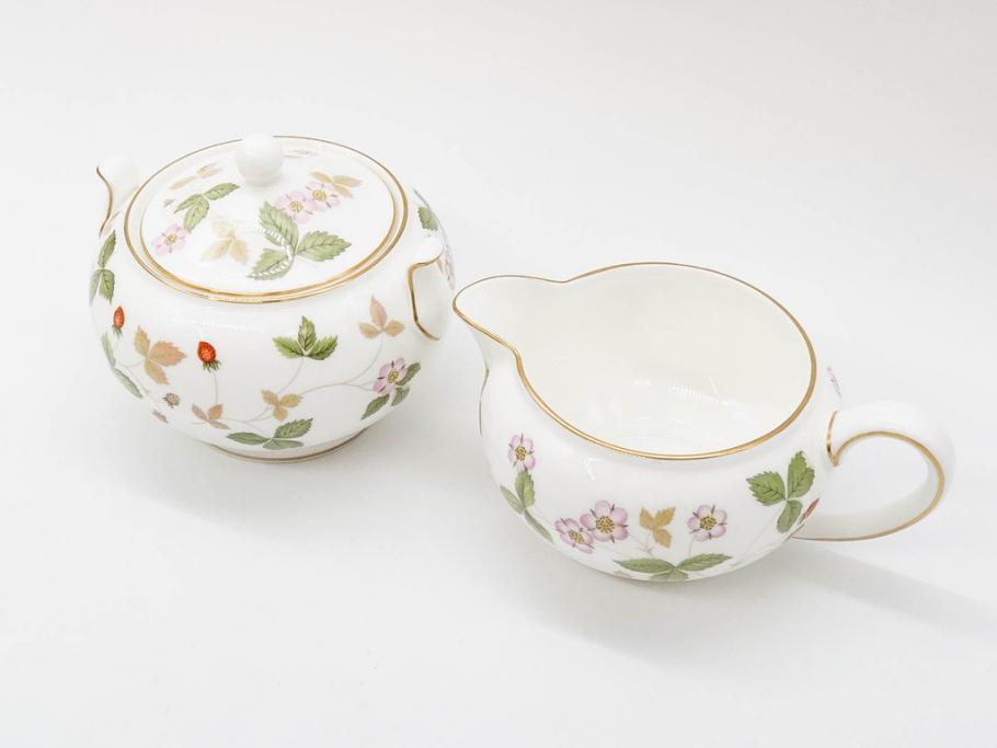 イギリス　WEDGWOOD(ウェッジウッド)　WILD STRAWBERRY(ワイルド ストロベリー)　R4406　苺のデザインが可愛らしいシュガーポット&クリーマー2点セット(イチゴ、いちご、ミルクジャー、ミルクポット、ボンボン入れ、洋食器、金彩、白磁、ボーンチャイナ、英国)(R-079003)