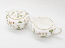 イギリス　WEDGWOOD(ウェッジウッド)　WILD STRAWBERRY(ワイルド ストロベリー)　R4406　苺のデザインが可愛らしいシュガーポット&クリーマー2点セット(イチゴ、いちご、ミルクジャー、ミルクポット、ボンボン入れ、洋食器、金彩、白磁、ボーンチャイナ、英国)(R-079003)