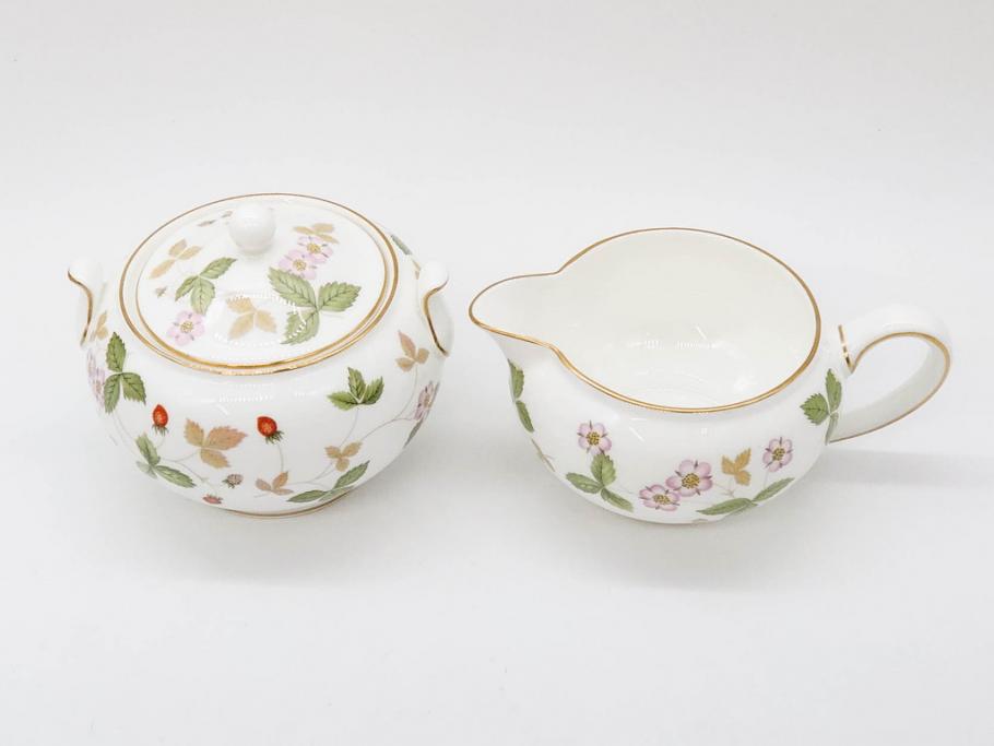 イギリス　WEDGWOOD(ウェッジウッド)　WILD STRAWBERRY(ワイルド ストロベリー)　R4406　苺のデザインが可愛らしいシュガーポット&クリーマー2点セット(イチゴ、いちご、ミルクジャー、ミルクポット、ボンボン入れ、洋食器、金彩、白磁、ボーンチャイナ、英国)(R-079003)