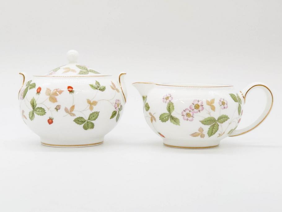 イギリス　WEDGWOOD(ウェッジウッド)　WILD STRAWBERRY(ワイルド ストロベリー)　R4406　苺のデザインが可愛らしいシュガーポット&クリーマー2点セット(イチゴ、いちご、ミルクジャー、ミルクポット、ボンボン入れ、洋食器、金彩、白磁、ボーンチャイナ、英国)(R-079003)