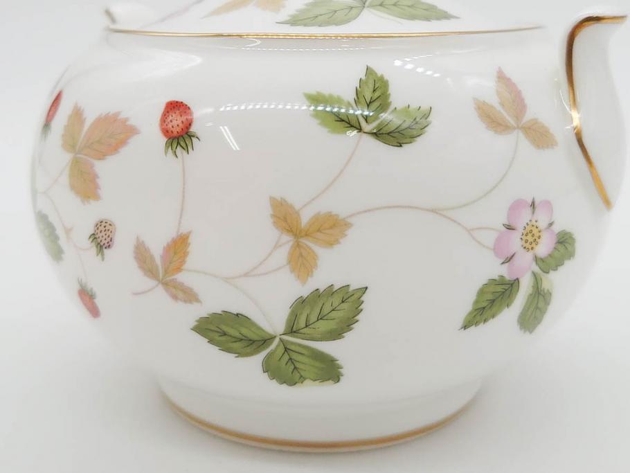 イギリス　WEDGWOOD(ウェッジウッド)　WILD STRAWBERRY(ワイルド ストロベリー)　R4406　苺のデザインが可愛らしいシュガーポット&クリーマー2点セット(イチゴ、いちご、ミルクジャー、ミルクポット、ボンボン入れ、洋食器、金彩、白磁、ボーンチャイナ、英国)(R-079003)