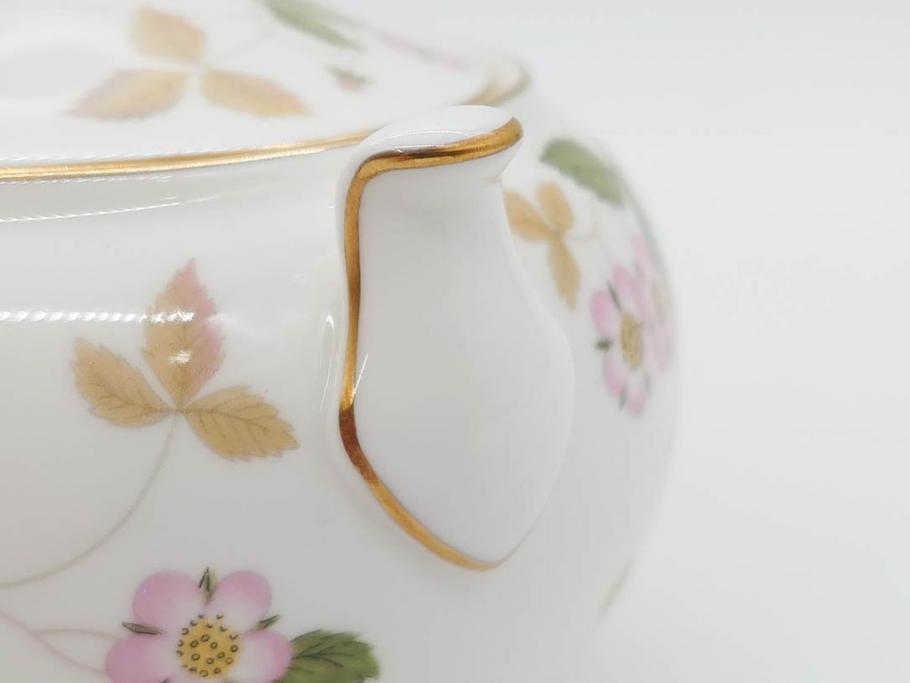 イギリス　WEDGWOOD(ウェッジウッド)　WILD STRAWBERRY(ワイルド ストロベリー)　R4406　苺のデザインが可愛らしいシュガーポット&クリーマー2点セット(イチゴ、いちご、ミルクジャー、ミルクポット、ボンボン入れ、洋食器、金彩、白磁、ボーンチャイナ、英国)(R-079003)