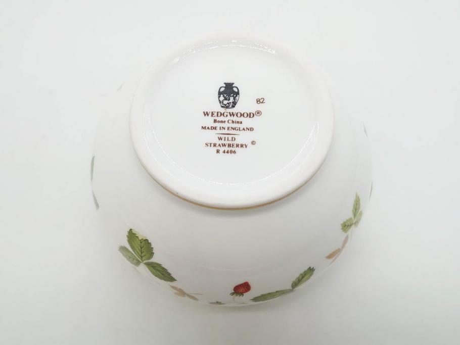イギリス　WEDGWOOD(ウェッジウッド)　WILD STRAWBERRY(ワイルド ストロベリー)　R4406　苺のデザインが可愛らしいシュガーポット&クリーマー2点セット(イチゴ、いちご、ミルクジャー、ミルクポット、ボンボン入れ、洋食器、金彩、白磁、ボーンチャイナ、英国)(R-079003)