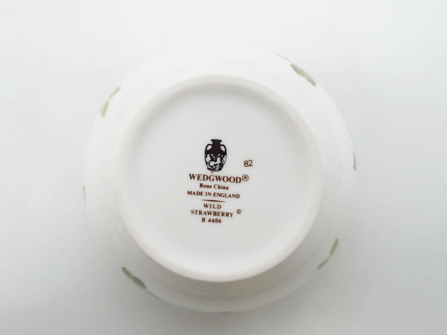 イギリス　WEDGWOOD(ウェッジウッド)　WILD STRAWBERRY(ワイルド ストロベリー)　R4406　苺のデザインが可愛らしいシュガーポット&クリーマー2点セット(イチゴ、いちご、ミルクジャー、ミルクポット、ボンボン入れ、洋食器、金彩、白磁、ボーンチャイナ、英国)(R-079003)