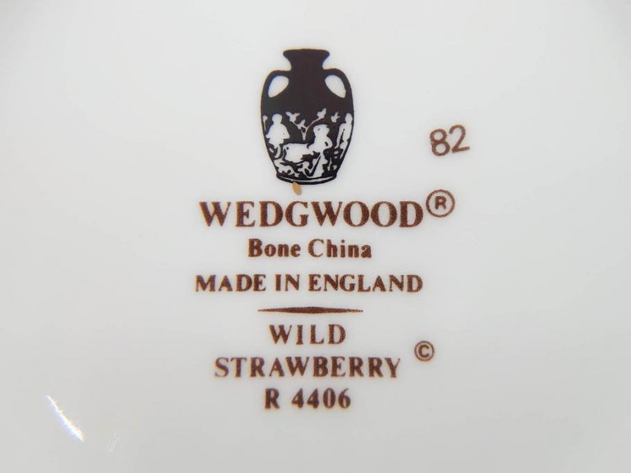 イギリス　WEDGWOOD(ウェッジウッド)　WILD STRAWBERRY(ワイルド ストロベリー)　R4406　苺のデザインが可愛らしいシュガーポット&クリーマー2点セット(イチゴ、いちご、ミルクジャー、ミルクポット、ボンボン入れ、洋食器、金彩、白磁、ボーンチャイナ、英国)(R-079003)