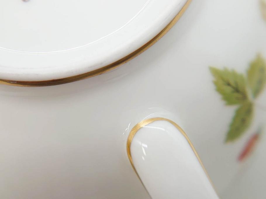 イギリス　WEDGWOOD(ウェッジウッド)　WILD STRAWBERRY(ワイルド ストロベリー)　R4406　苺のデザインが可愛らしいシュガーポット&クリーマー2点セット(イチゴ、いちご、ミルクジャー、ミルクポット、ボンボン入れ、洋食器、金彩、白磁、ボーンチャイナ、英国)(R-079003)