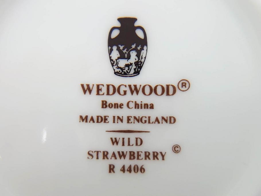イギリス　WEDGWOOD(ウェッジウッド)　WILD STRAWBERRY(ワイルド ストロベリー)　R4406　苺のデザインが可愛らしいシュガーポット&クリーマー2点セット(イチゴ、いちご、ミルクジャー、ミルクポット、ボンボン入れ、洋食器、金彩、白磁、ボーンチャイナ、英国)(R-079003)
