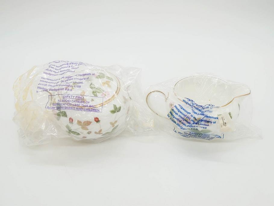 イギリス　WEDGWOOD(ウェッジウッド)　WILD STRAWBERRY(ワイルド ストロベリー)　R4406　苺のデザインが可愛らしいシュガーポット&クリーマー2点セット(イチゴ、いちご、ミルクジャー、ミルクポット、ボンボン入れ、洋食器、金彩、白磁、ボーンチャイナ、英国)(R-079003)