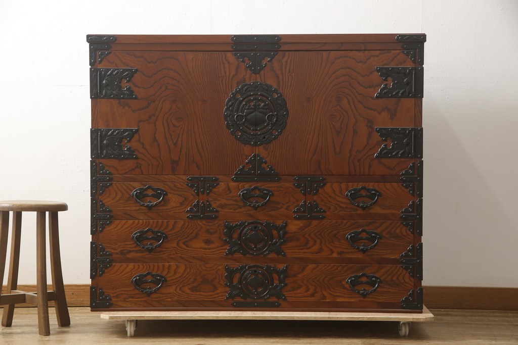 中古　美品　岩谷堂箪笥　脚(台輪付き)リメイク　奥行たっぷりサイズの特注品!観音扉付き衣装箪笥(チェスト、洋服タンス、収納タンス、着物箪笥)(R-059557)