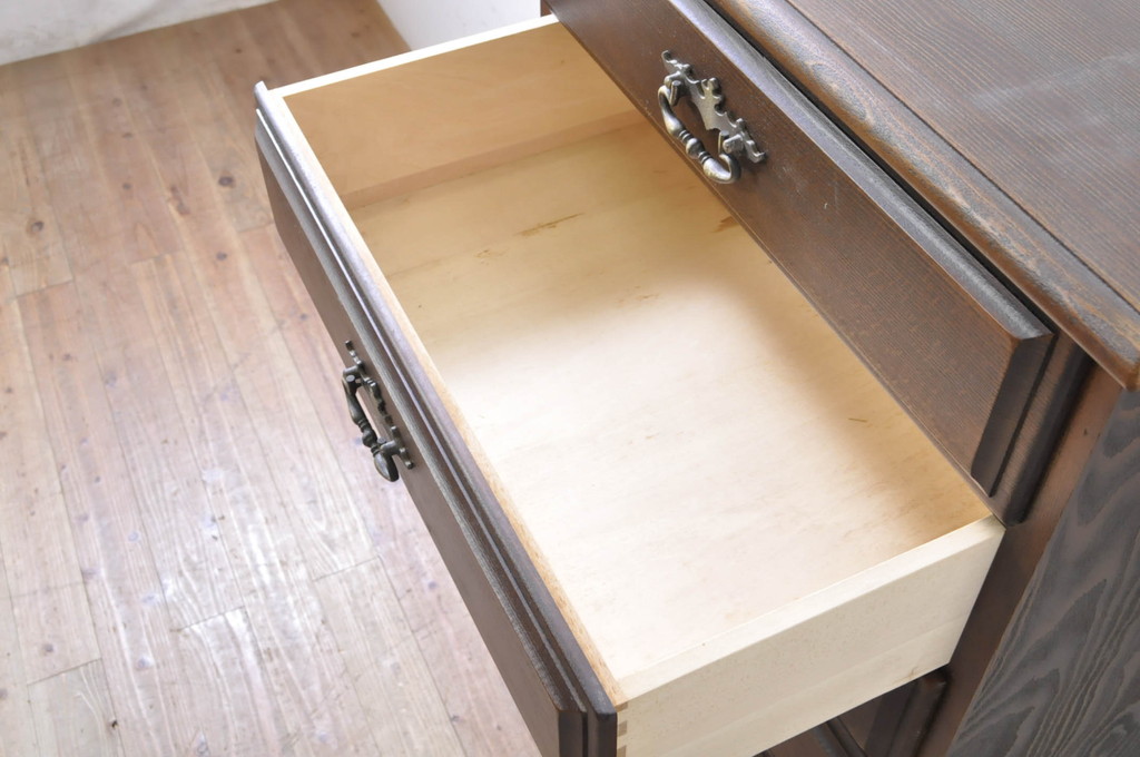 和製ビンテージ　カリモク家具(karimoku)　落ち着いた色味と木目が魅力的な縦型チェスト(サイドチェスト、引き出し)(R-071298)