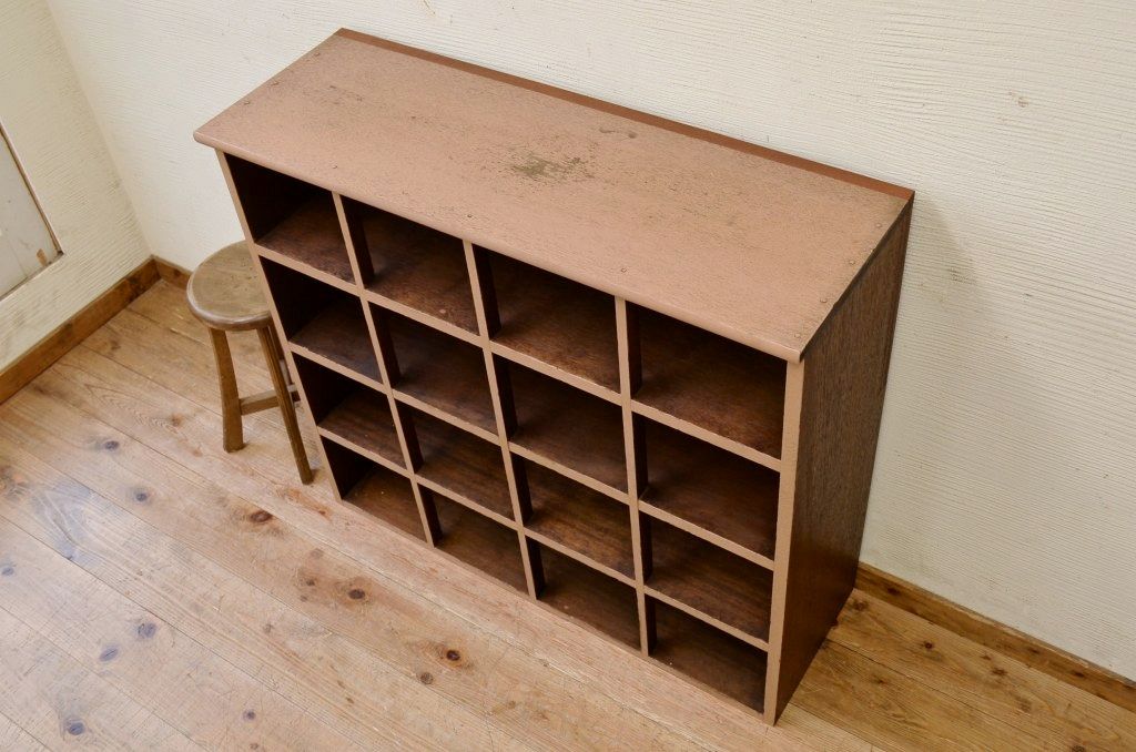 アンティーク家具　ナチュラルでシャビーな収納棚