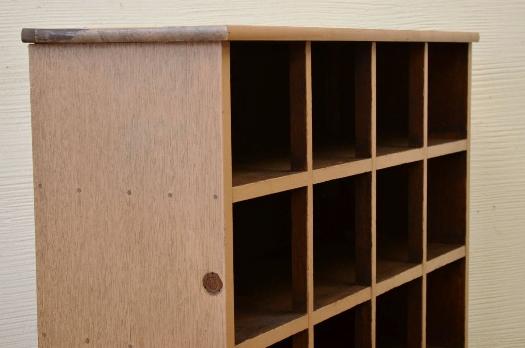 アンティーク家具　ナチュラルでシャビーな収納棚