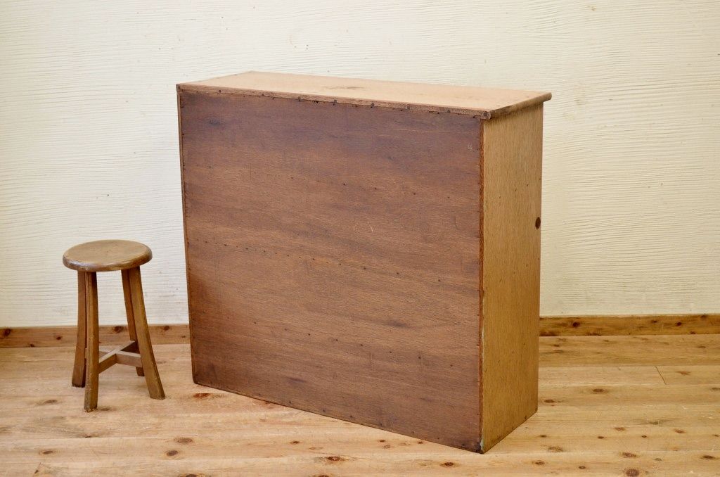 アンティーク家具　ナチュラルでシャビーな収納棚