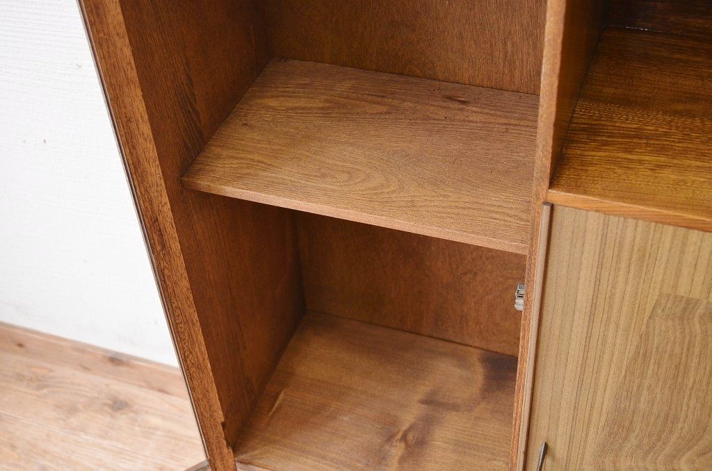 レトロ家具　レトロなデザインのアンティーク本箱(ブックケース)