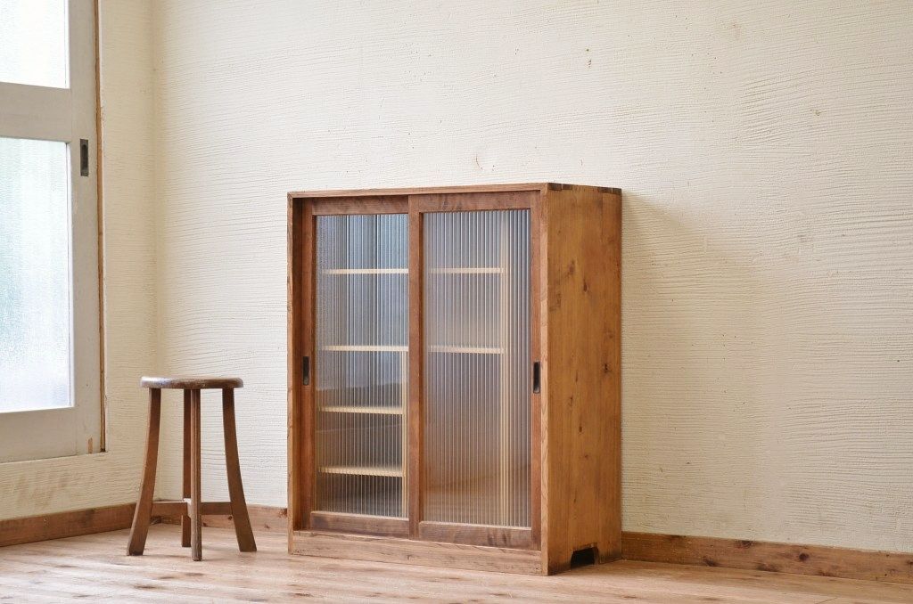 アンティーク家具　古い木味のモールガラスアンティーク下駄箱(収納棚)