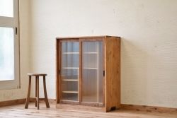 アンティーク家具　古い木味のモールガラスアンティーク下駄箱(収納棚)
