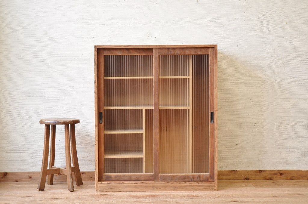 アンティーク家具　古い木味のモールガラスアンティーク下駄箱(収納棚)