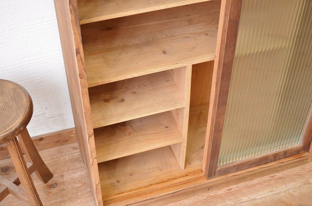 アンティーク家具　古い木味のモールガラスアンティーク下駄箱(収納棚)