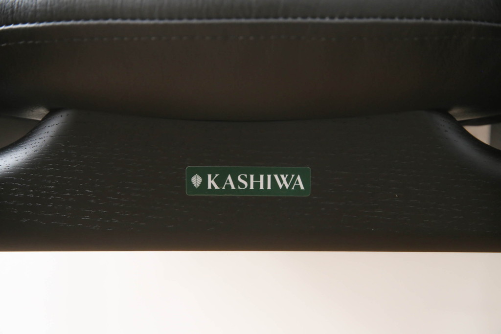 中古　美品!!　柏木工(カシワ木工、KASHIWA)　本革(レザー)　ウォールナット材　オーク材　シンプルながらも身体に馴染む形状と落ち着いた色合いが素敵なシック(CHIC)サイドチェア(ダイニングチェア、ワークチェア、椅子、イス、いす)(定価約12万5千円)(R-068907)