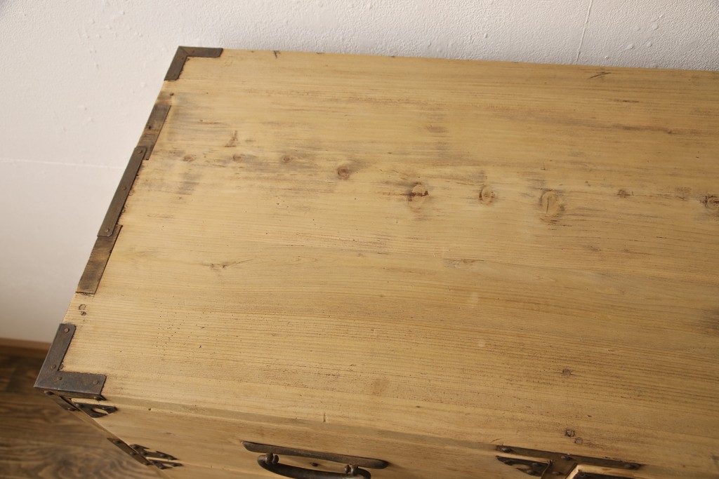 【セミオーダー家具実例】明治大正期の時代箪笥に高品質リペアを施しました。下部には鉄脚を取り付け。ストリップド加工を行い、無塗装にて仕上げました。(和たんす、整理箪笥、収納箪笥、チェスト、引き出し)