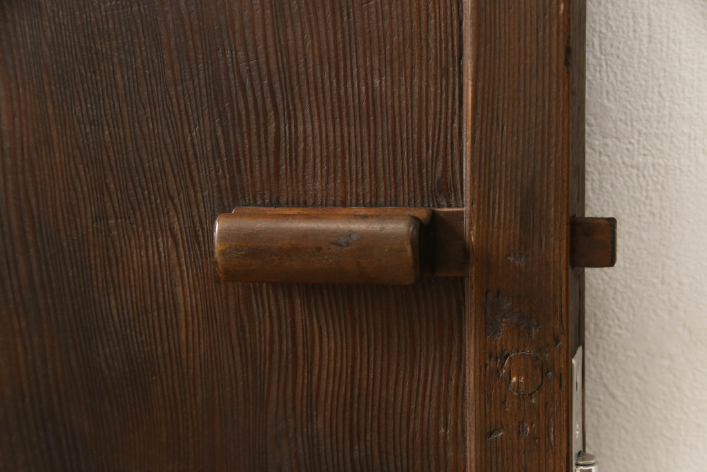 【加工実例】木製扉にローラー締まりの取り付け加工を施しました。(ドア、建具)