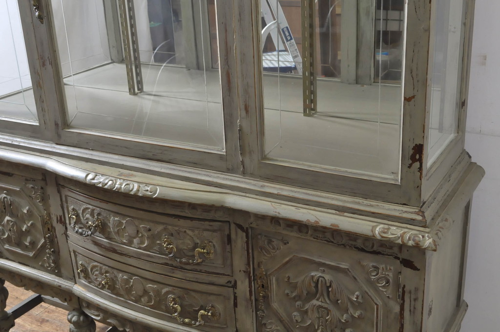 フランスアンティーク　ペイント仕上げ限定　彫刻が素晴らしいペイントフレンチキャビネット(ガラスケース、ショーケース、食器棚、カップボード、飾り棚、収納棚、戸棚)(R-063849)