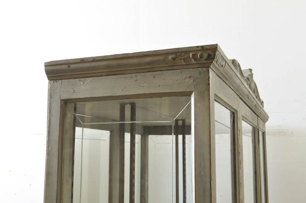 フランスアンティーク　ペイント仕上げ限定　彫刻が素晴らしいペイントフレンチキャビネット(ガラスケース、ショーケース、食器棚、カップボード、飾り棚、収納棚、戸棚)(R-063849)