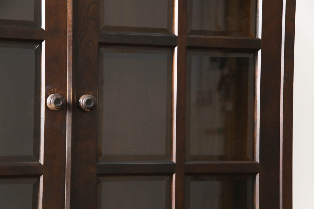 中古　北海道民芸家具　美しい木肌とシックな佇まいが魅力的なキャビネット(食器棚、収納棚、戸棚、カップボード、飾り棚、本箱)(R-072596)