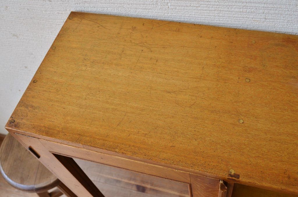 レトロ家具　レトロなデザインの変り型アンティーク本箱