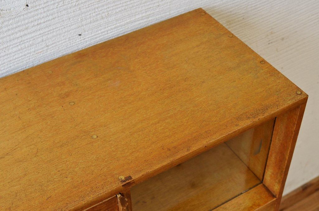 レトロ家具　レトロなデザインの変り型アンティーク本箱