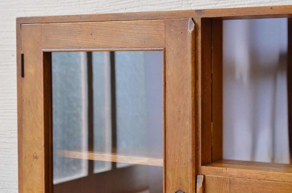 レトロ家具　レトロなデザインの変り型アンティーク本箱