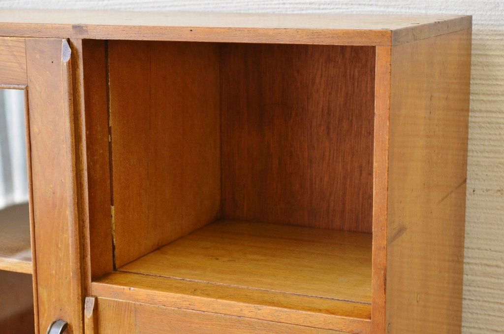 レトロ家具　レトロなデザインの変り型アンティーク本箱