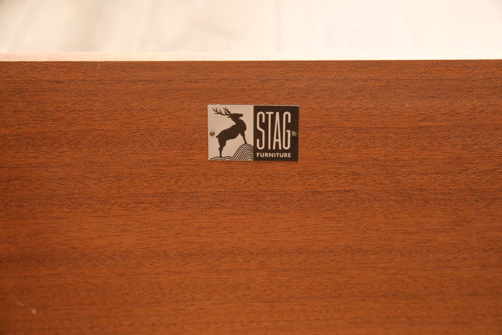 イギリスヴィンテージ　STAG(スタッグ)社　リング状のつまみがアクセントになったお洒落なチェスト(引き出し、洋服タンス、ビンテージ)(R-050189)