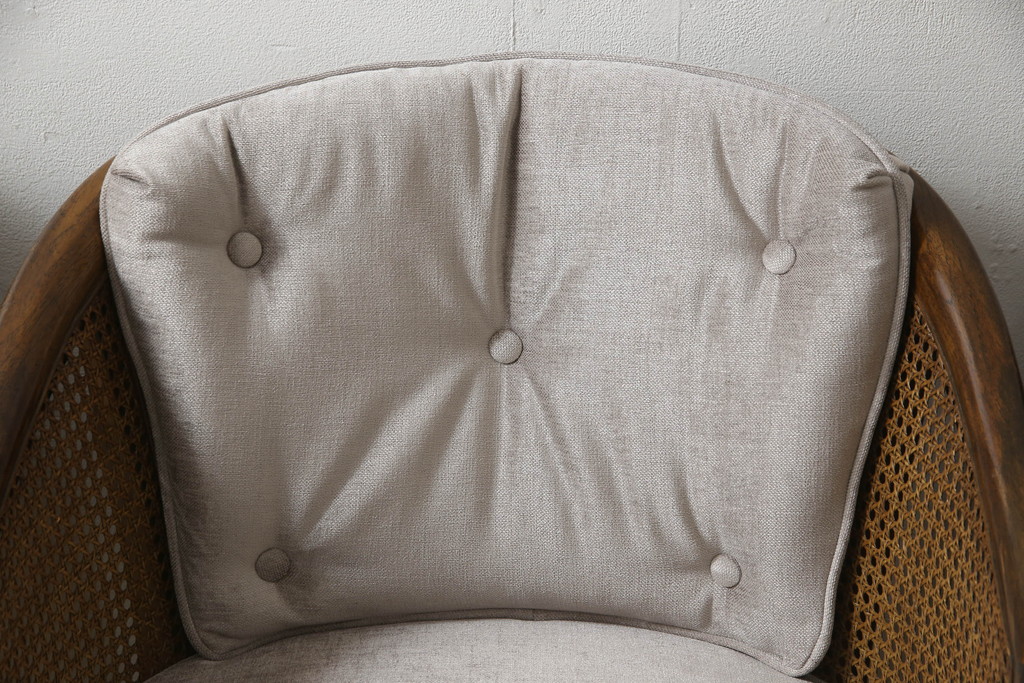 【セミオーダー家具実例】お客様持ち込みの椅子4脚に高品質リペアを施しました。元のオリジナルデザインを出来る限り再現し、生地はカタログよりお好みのものを選んで張り替え。塗装が剥げたアーム部分は元の色味に合うよう着色して仕上げました。(アームチェア、イス)