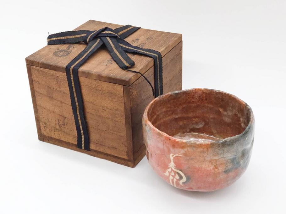時代物　茶碗師 楽吉左衛門　鶴絵　約12cm　3.9寸　柔らかみと落ち着いた佇まいが魅力の赤茶碗(玄中、茶道具、茶陶、楽焼、裏印、共箱付き、和食器、三寸九分)(R-079017)　