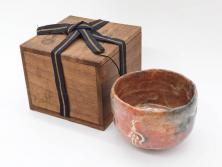 時代物　茶碗師 楽吉左衛門　鶴絵　約12cm　3.9寸　柔らかみと落ち着いた佇まいが魅力の赤茶碗(玄中、茶道具、茶陶、楽焼、裏印、共箱付き、和食器、三寸九分)(R-079017)　