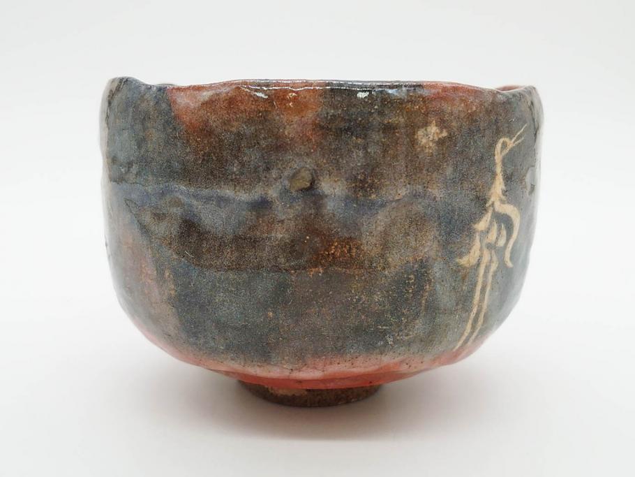 時代物　茶碗師 楽吉左衛門　鶴絵　約12cm　3.9寸　柔らかみと落ち着いた佇まいが魅力の赤茶碗(玄中、茶道具、茶陶、楽焼、裏印、共箱付き、和食器、三寸九分)(R-079017)　