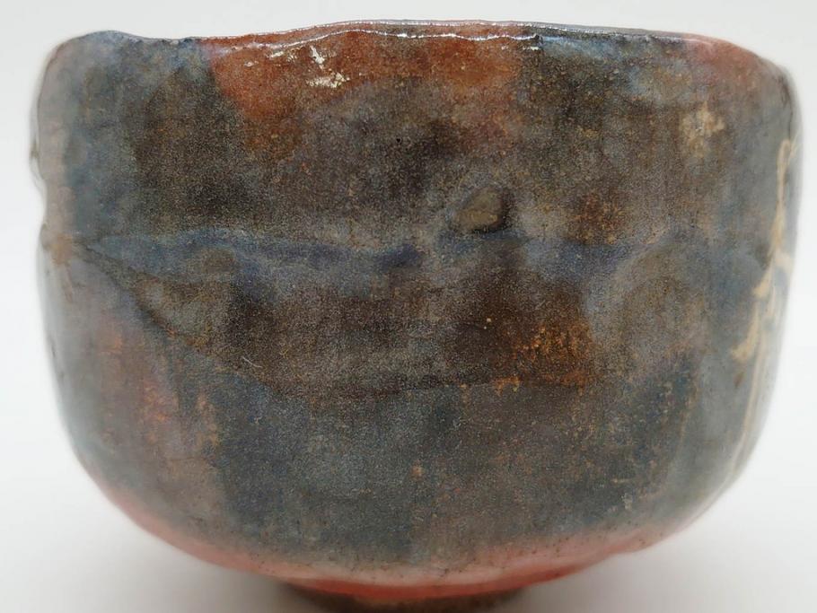 時代物　茶碗師 楽吉左衛門　鶴絵　約12cm　3.9寸　柔らかみと落ち着いた佇まいが魅力の赤茶碗(玄中、茶道具、茶陶、楽焼、裏印、共箱付き、和食器、三寸九分)(R-079017)　