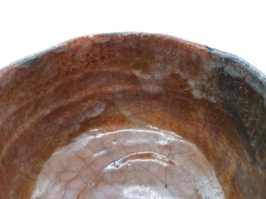 時代物　茶碗師 楽吉左衛門　鶴絵　約12cm　3.9寸　柔らかみと落ち着いた佇まいが魅力の赤茶碗(玄中、茶道具、茶陶、楽焼、裏印、共箱付き、和食器、三寸九分)(R-079017)　