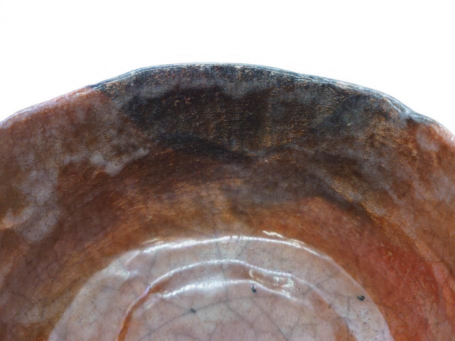 時代物　茶碗師 楽吉左衛門　鶴絵　約12cm　3.9寸　柔らかみと落ち着いた佇まいが魅力の赤茶碗(玄中、茶道具、茶陶、楽焼、裏印、共箱付き、和食器、三寸九分)(R-079017)　