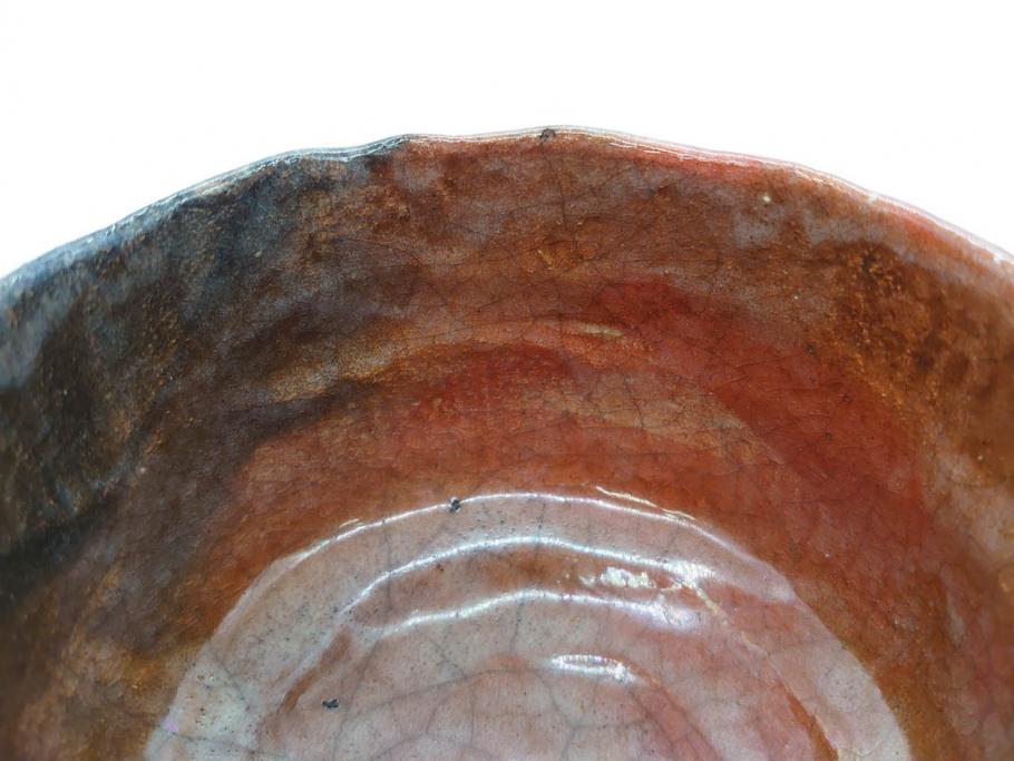 時代物　茶碗師 楽吉左衛門　鶴絵　約12cm　3.9寸　柔らかみと落ち着いた佇まいが魅力の赤茶碗(玄中、茶道具、茶陶、楽焼、裏印、共箱付き、和食器、三寸九分)(R-079017)　
