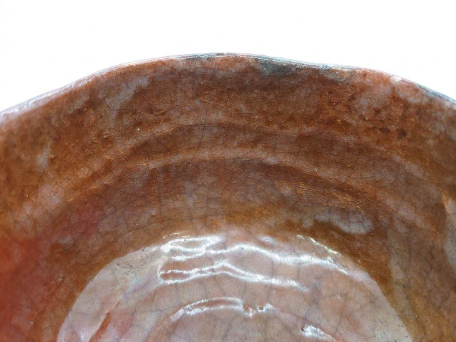 時代物　茶碗師 楽吉左衛門　鶴絵　約12cm　3.9寸　柔らかみと落ち着いた佇まいが魅力の赤茶碗(玄中、茶道具、茶陶、楽焼、裏印、共箱付き、和食器、三寸九分)(R-079017)　