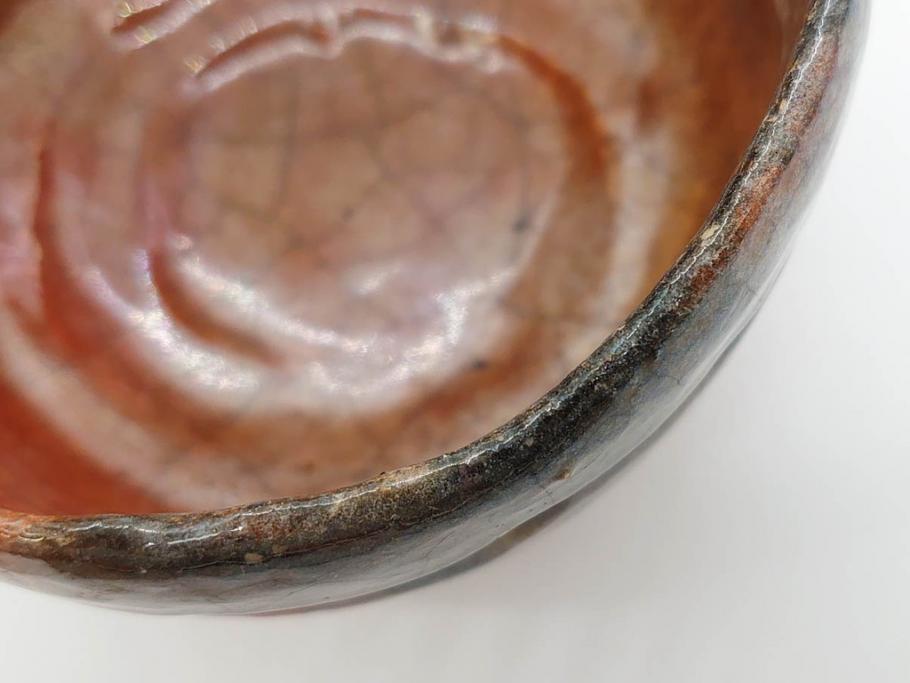 時代物　茶碗師 楽吉左衛門　鶴絵　約12cm　3.9寸　柔らかみと落ち着いた佇まいが魅力の赤茶碗(玄中、茶道具、茶陶、楽焼、裏印、共箱付き、和食器、三寸九分)(R-079017)　