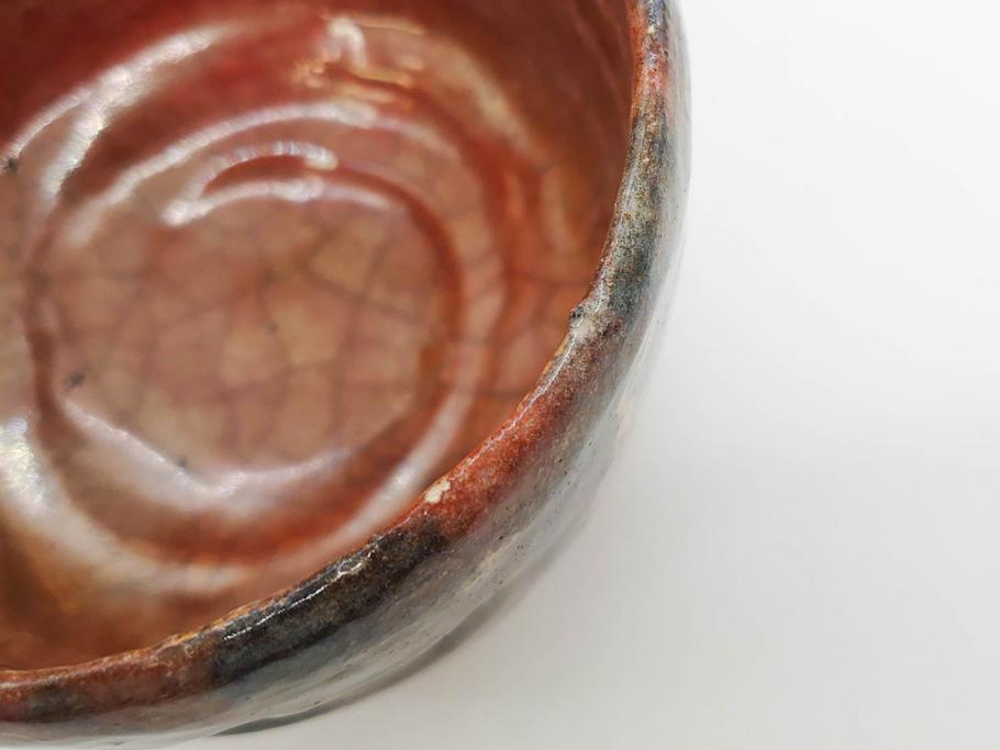 時代物　茶碗師 楽吉左衛門　鶴絵　約12cm　3.9寸　柔らかみと落ち着いた佇まいが魅力の赤茶碗(玄中、茶道具、茶陶、楽焼、裏印、共箱付き、和食器、三寸九分)(R-079017)　