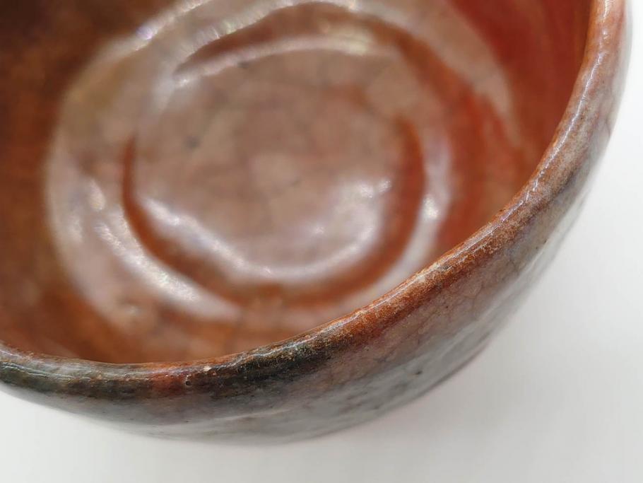 時代物　茶碗師 楽吉左衛門　鶴絵　約12cm　3.9寸　柔らかみと落ち着いた佇まいが魅力の赤茶碗(玄中、茶道具、茶陶、楽焼、裏印、共箱付き、和食器、三寸九分)(R-079017)　
